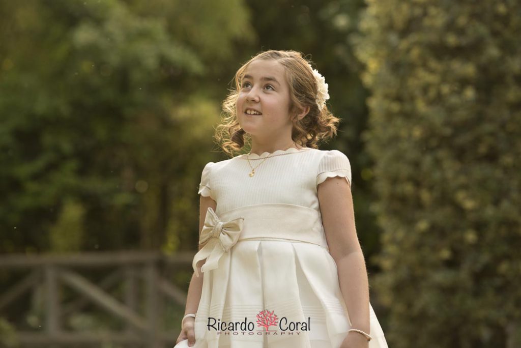 Reportaje de comunion de una niña alegre por Ricardo Coral